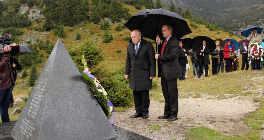 High Representative at Prokoško Lake memorial (OHR archive)