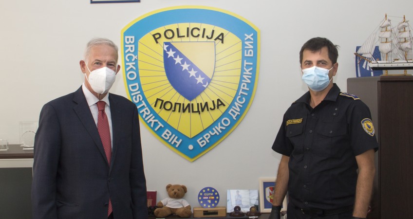Prvi zamjenik VP/supervizor za Brčko Scanlan sa šefom Policije Distrikta Goranom Pisićem (arhiv OHR-a)