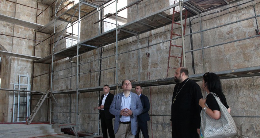 Visoki predstavnik je posjetio Sabornu crkvu u Mostaru u augustu 2021. godine