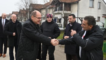 High Representative met with residents of "Five Lakes" settlement in Bijeljina.