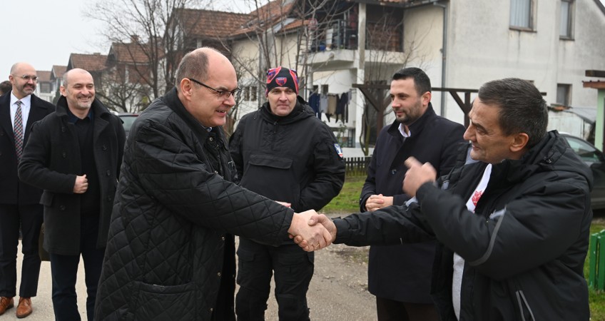 Високи представник разговарао са станарима насеља "Пет језера" у Бијељини.