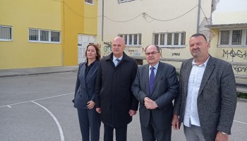 High Representative Christian Schmidt visits the Stolac Elementary School and the Stolac First Elementary School operating under the "two schools under one roof" system