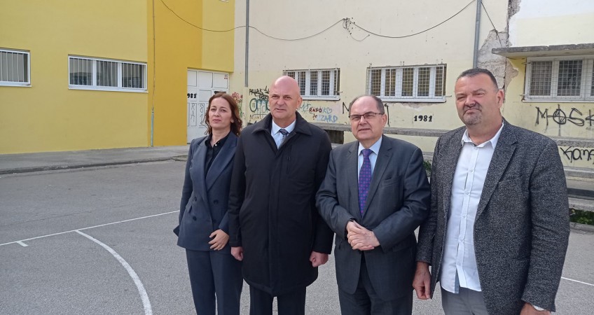 High Representative Christian Schmidt visits the Stolac Elementary School and the Stolac First Elementary School operating under the "two schools under one roof" system