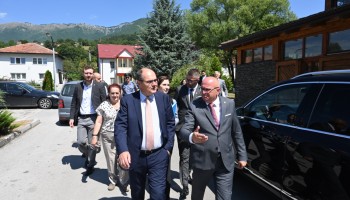 VP Schmidt posjetio Travnik i razgovarao sa načelnikom Kenanom Dautovićem